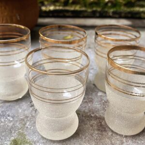 Set van 4 vintage frosted borrelglaasjes met gouden rand – jaren ’50