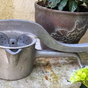 5305511107.jpg Antieke aluminium fruitpers " Pamplemouss Luxe " – ca. midden 20e eeuw