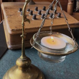5305511121.jpg Verguld bronzen tafellampje met glaasje – Frankrijk eind 19e eeuw