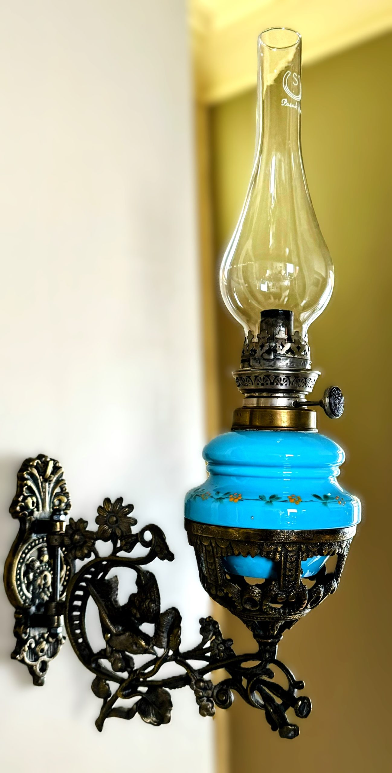 5305511193.jpg Antieke wandgemonteerde blauwe olielamp met decoratieve bronzen beugel - Hugo Schneider Leipzig jaren 1920