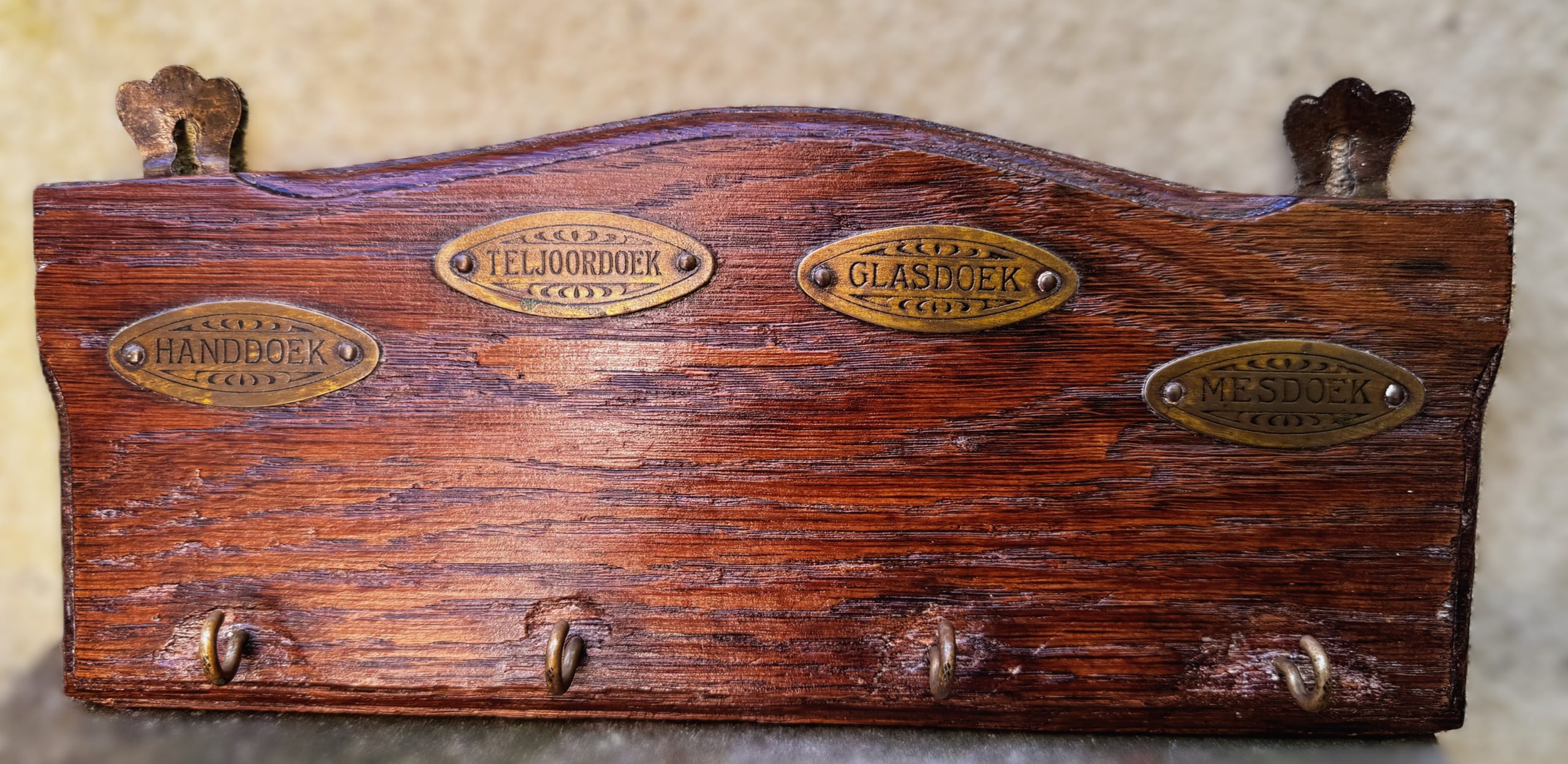 ​Nostalgische eikenhouten kammenbak – Messing schildje en koperen houders