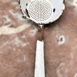 5305511386.jpg Antiek doorleefd geëmailleerd steel theezeefje met handvat en haak – begin 20e eeuw