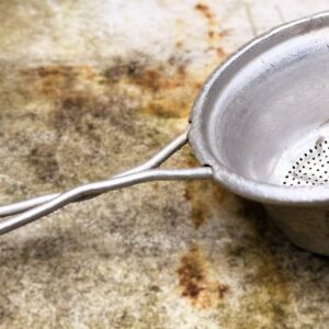 5305511392.jpg Antiek aluminium theezeefje met handvat en haak – begin 20e eeuw