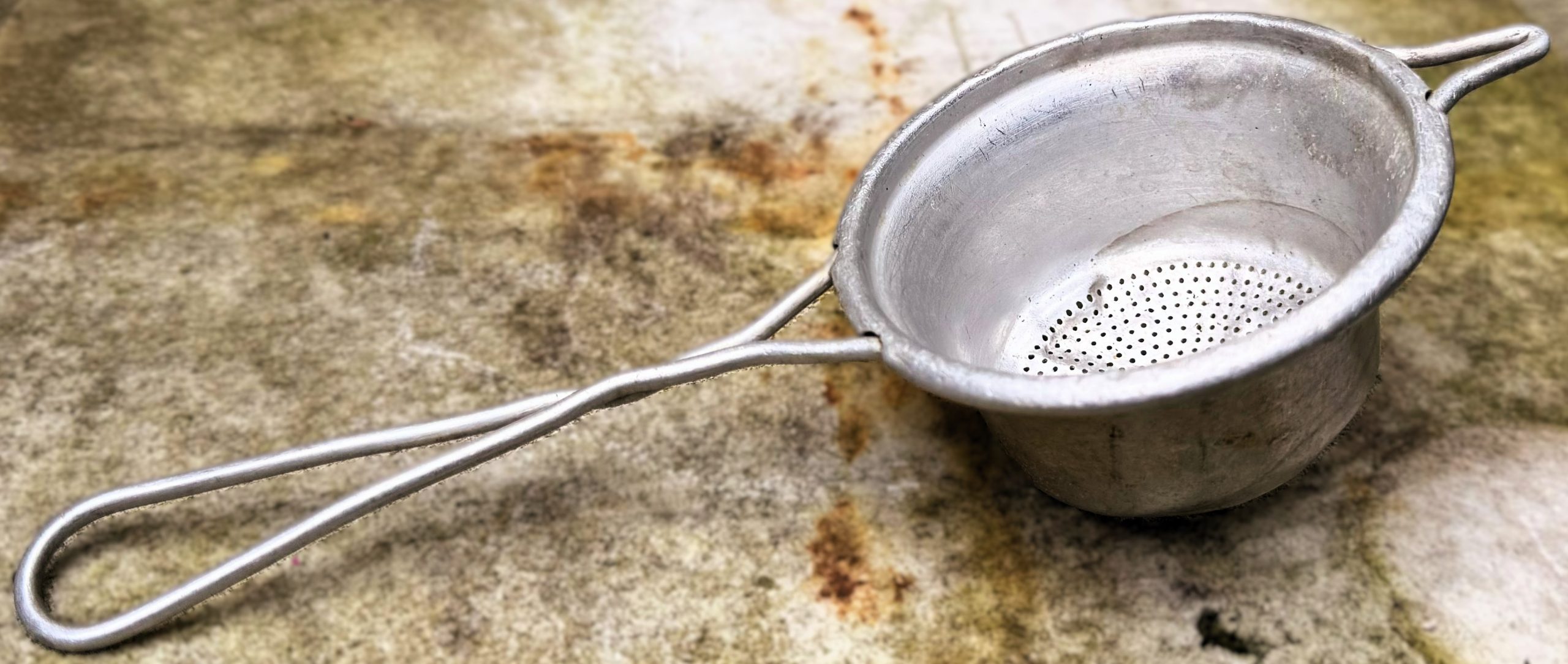 5305511392.jpg Antiek aluminium theezeefje met handvat en haak – begin 20e eeuw