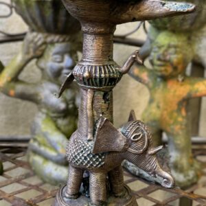 Antieke Dhokra‑Diya met olifant en pauwen – India, ca. 1910