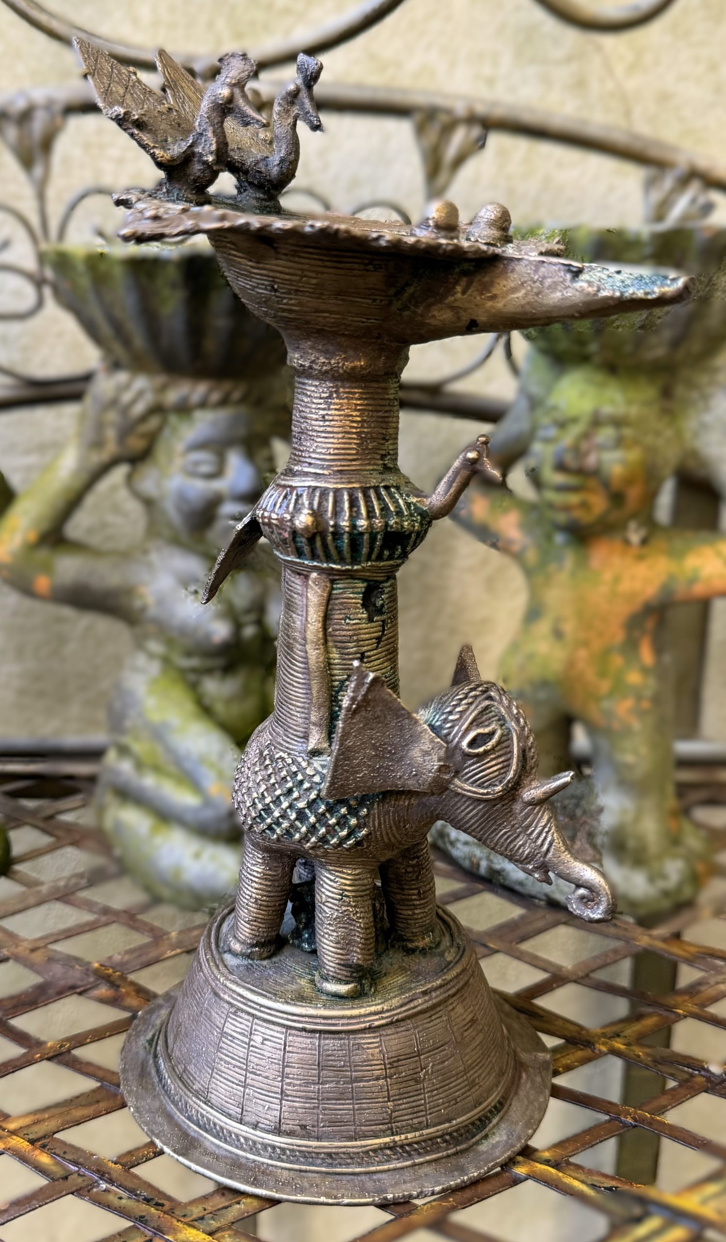 5305511424.jpg Antieke Dhokra‑Diya met olifant en pauwen – India, ca. 1910
