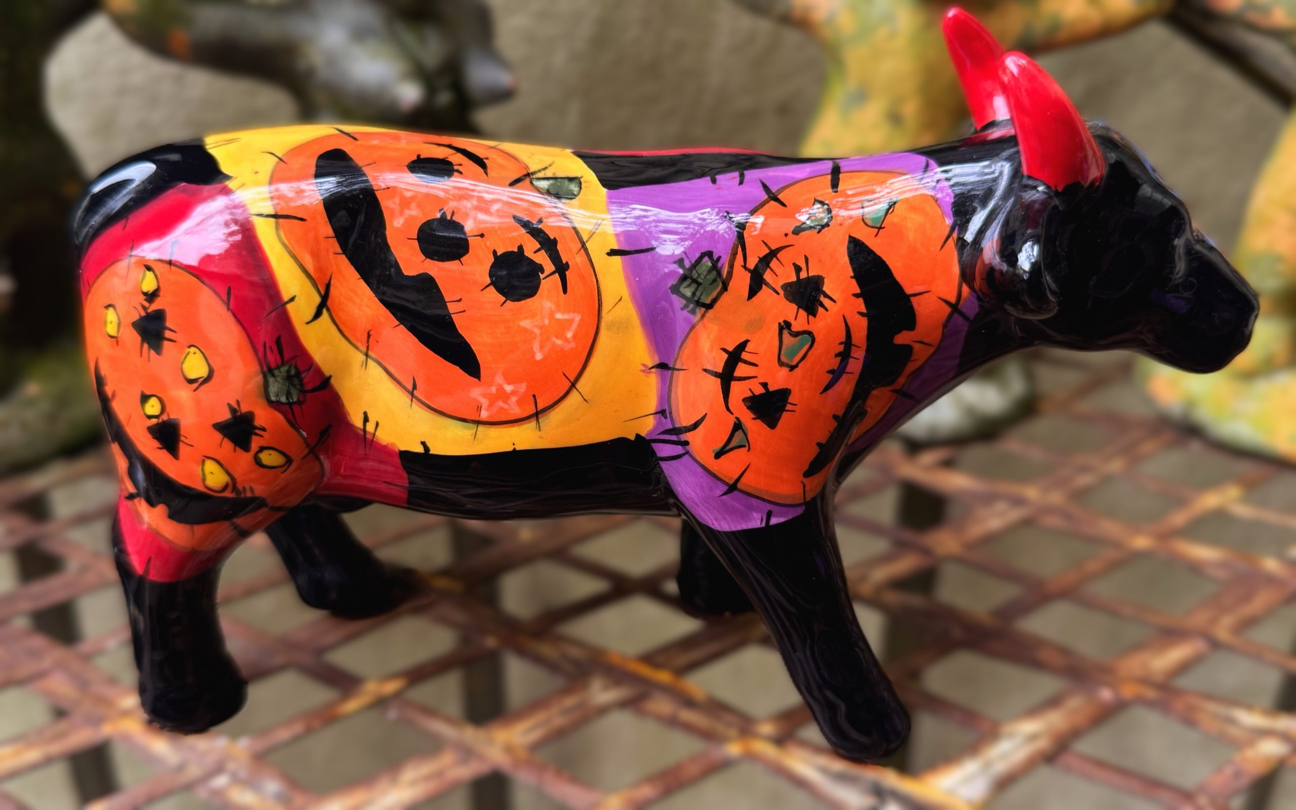 5305511442.jpg Vintage veelkleurig keramisch stierenbeeld met Halloweenmotieven – ca. 2000