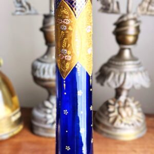 Vintage Boheemse kobaltblauwe kunstglazen vaas met vergulde randen, decoratieve ontwerpen en emaille details  – ca. 1950