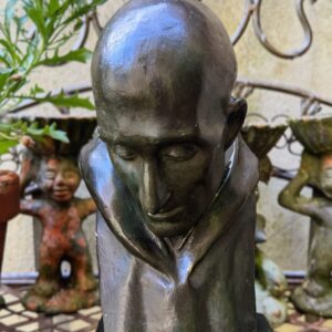 Ingetogen beeld van een Monnik in Meditatieve Houding – Gesigneerd GV d Biest – ca. 20e eeuw