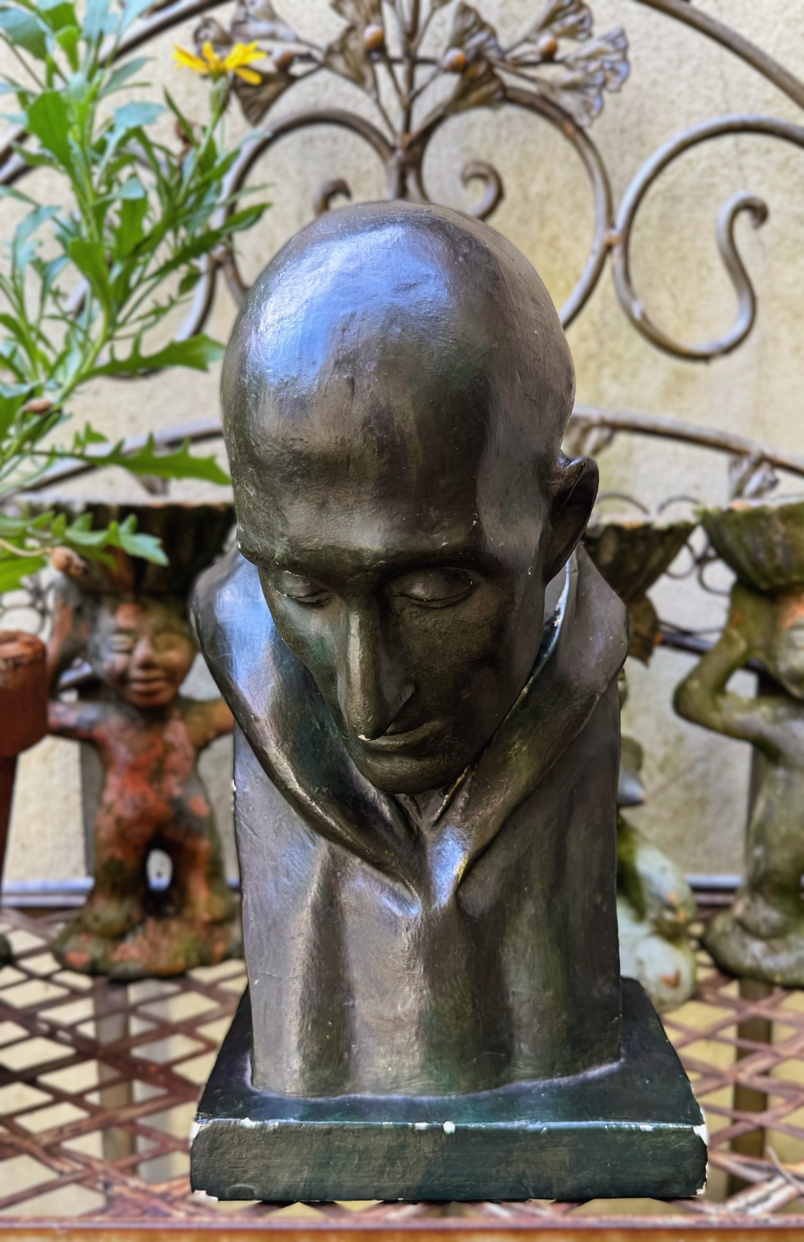 5305512185.jpg Ingetogen beeld van een Monnik in Meditatieve Houding – Gesigneerd GV d Biest – ca. 20e eeuw