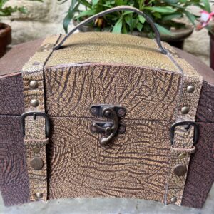 Retro houten Bewaardoos met Lederlook – Warme Bruin- en Goudtinten in Croco-Relief – ca. midden 20e eeuw