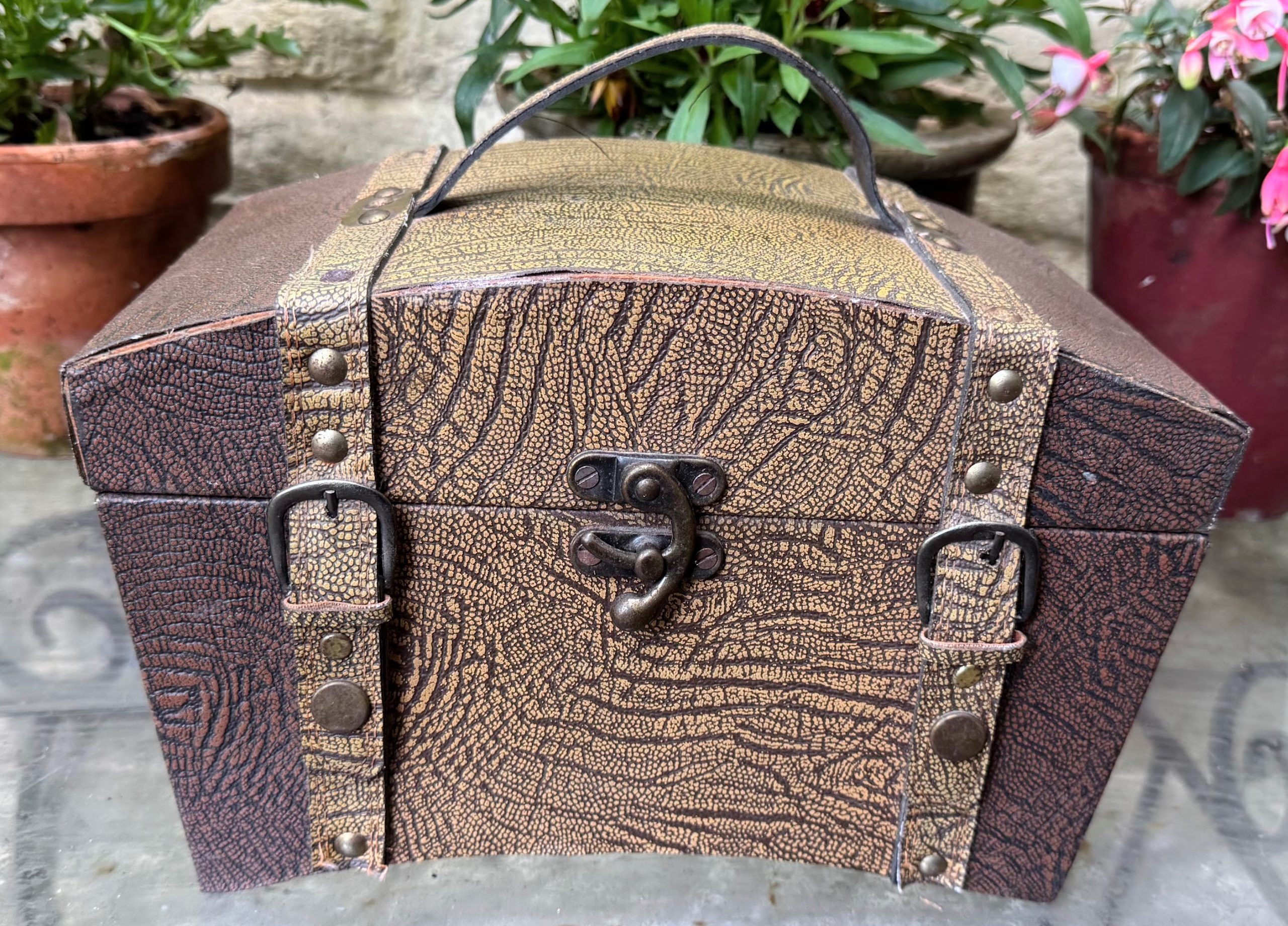 5305512235.jpg Retro houten Bewaardoos met Lederlook – Warme Bruin- en Goudtinten in Croco-Relief – ca. midden 20e eeuw