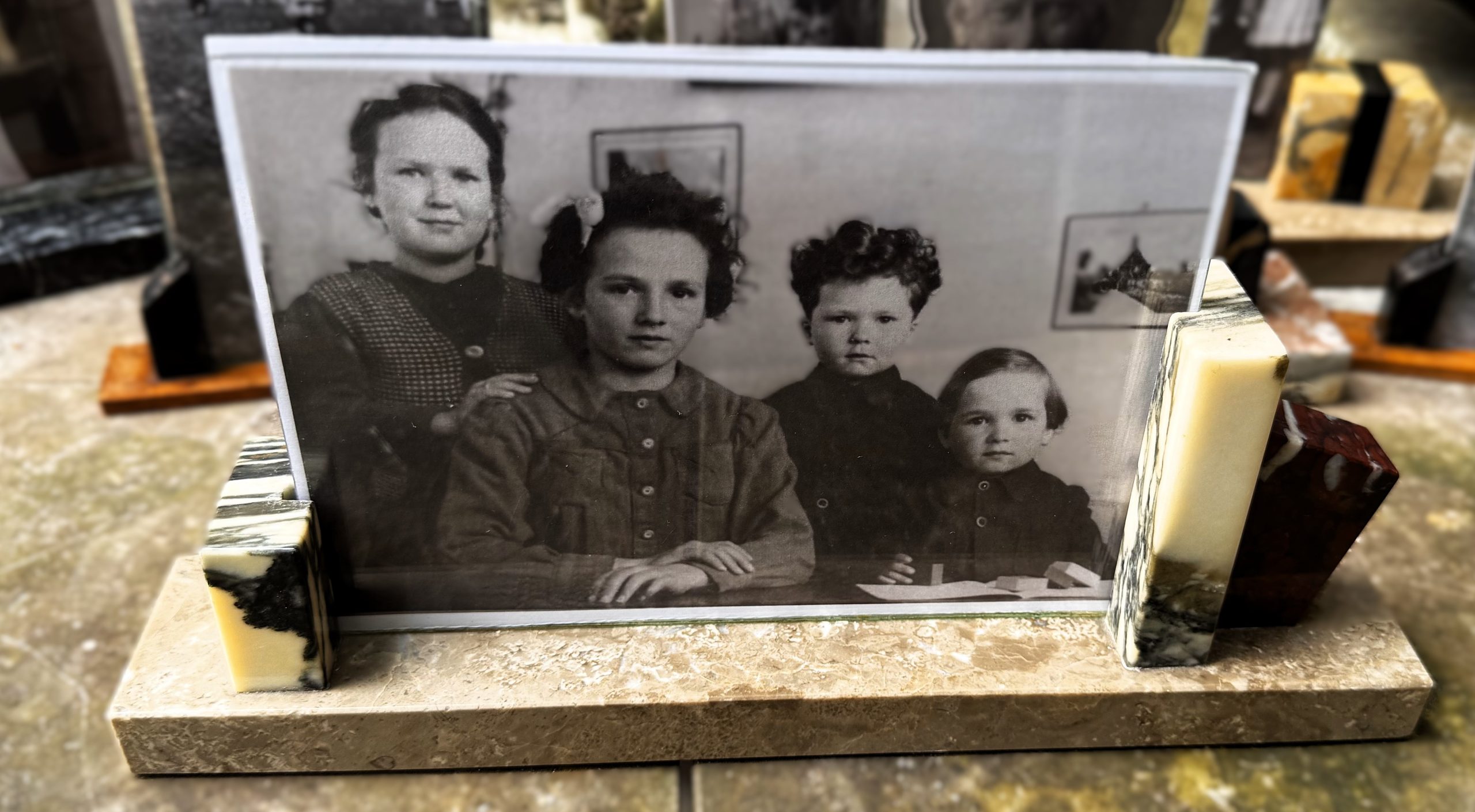 Elegante Fotolijst met Artistieke Geometrische Patronen en Tijdloze Marmeraccenten – Een Harmonie van Structuur en Stijl