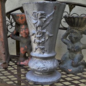 5305512967.jpg Zeldzaam Frans grafvaasje in zilverpatina – sierlijke bloemen, robuuste charme