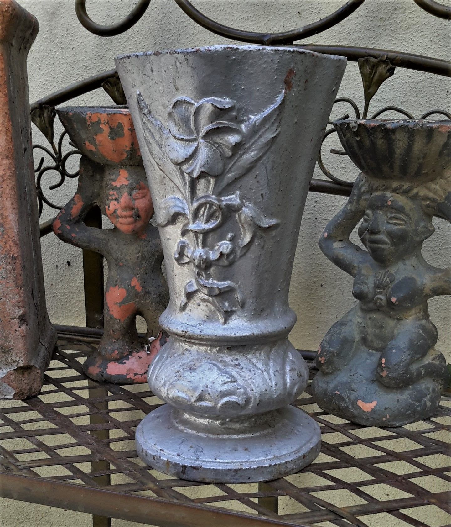5305512967.jpg Zeldzaam Frans grafvaasje in zilverpatina – sierlijke bloemen, robuuste charme