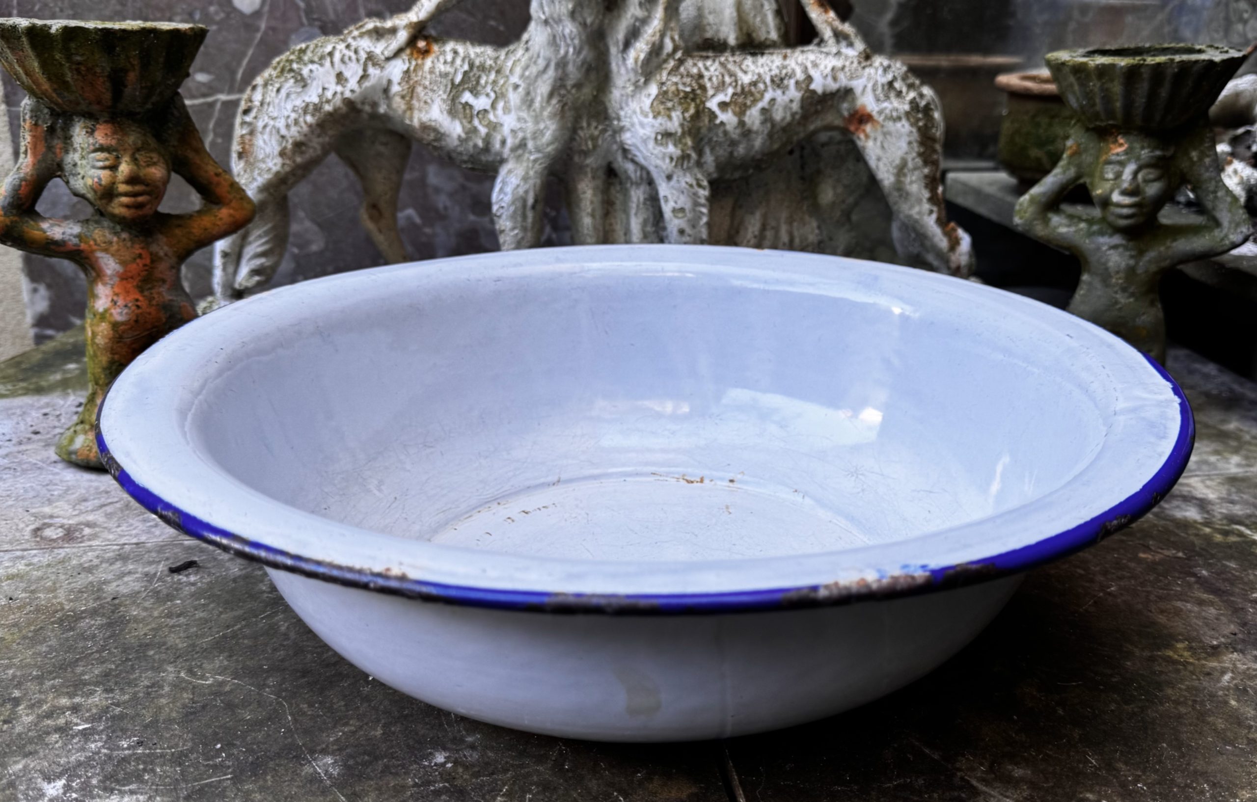 Franse geëmailleerde platte waskom met blauw randje – jaren ’30