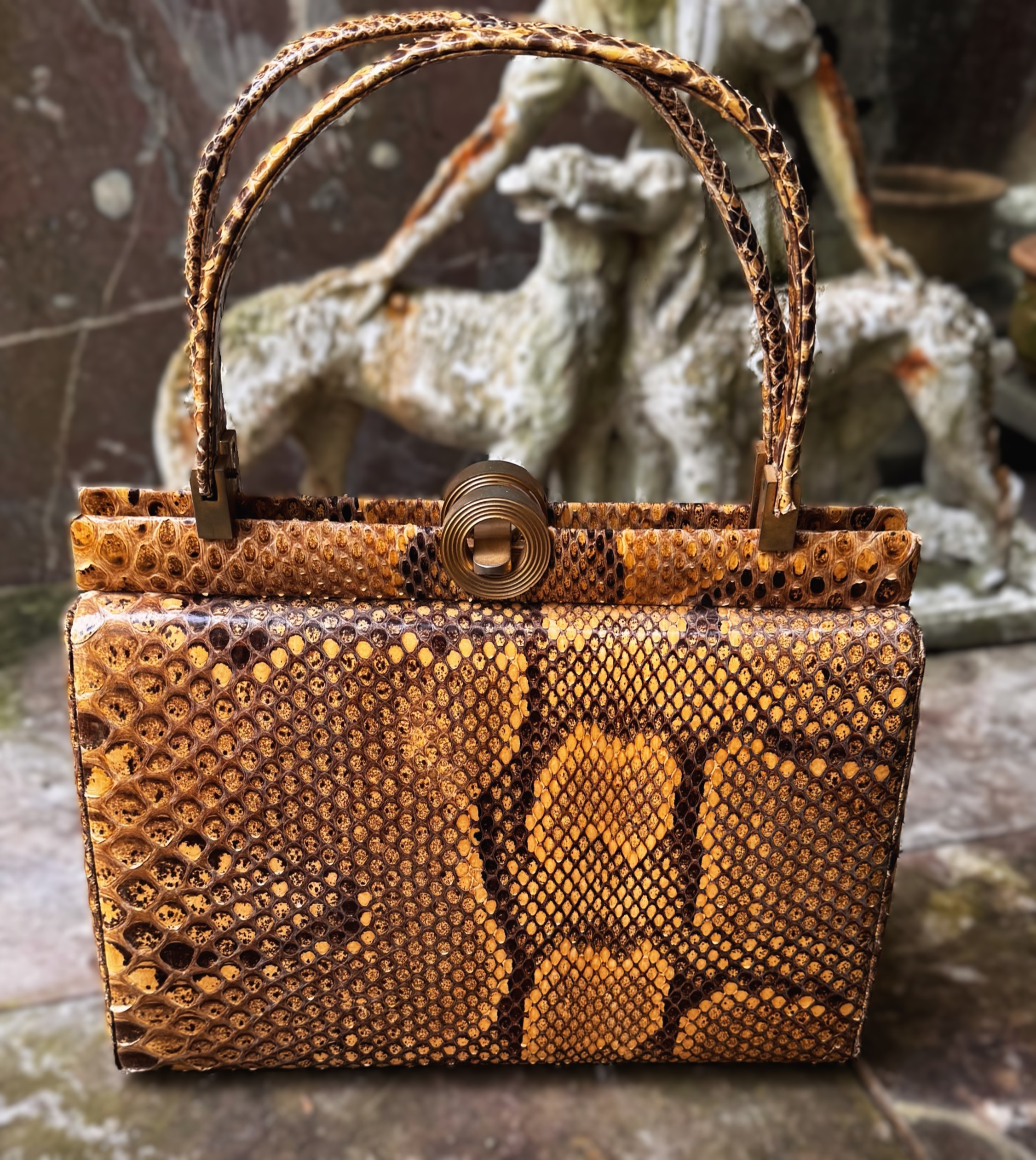 Retro slangenleren handtas met bruin/geel patroon en gouden frame – ca. 1950‑1960