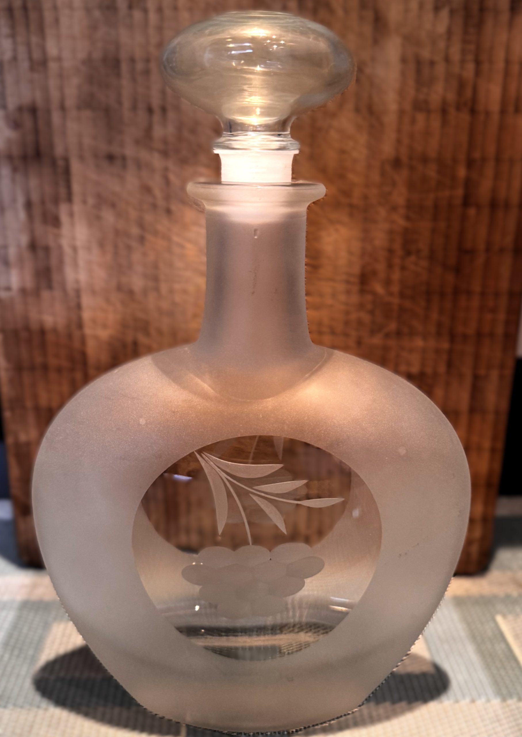 5305513003.jpg Brocante matte glazen karaf met geëtst helderglazen druiven- bladpatroon en glazen stop – begin 20e eeuw