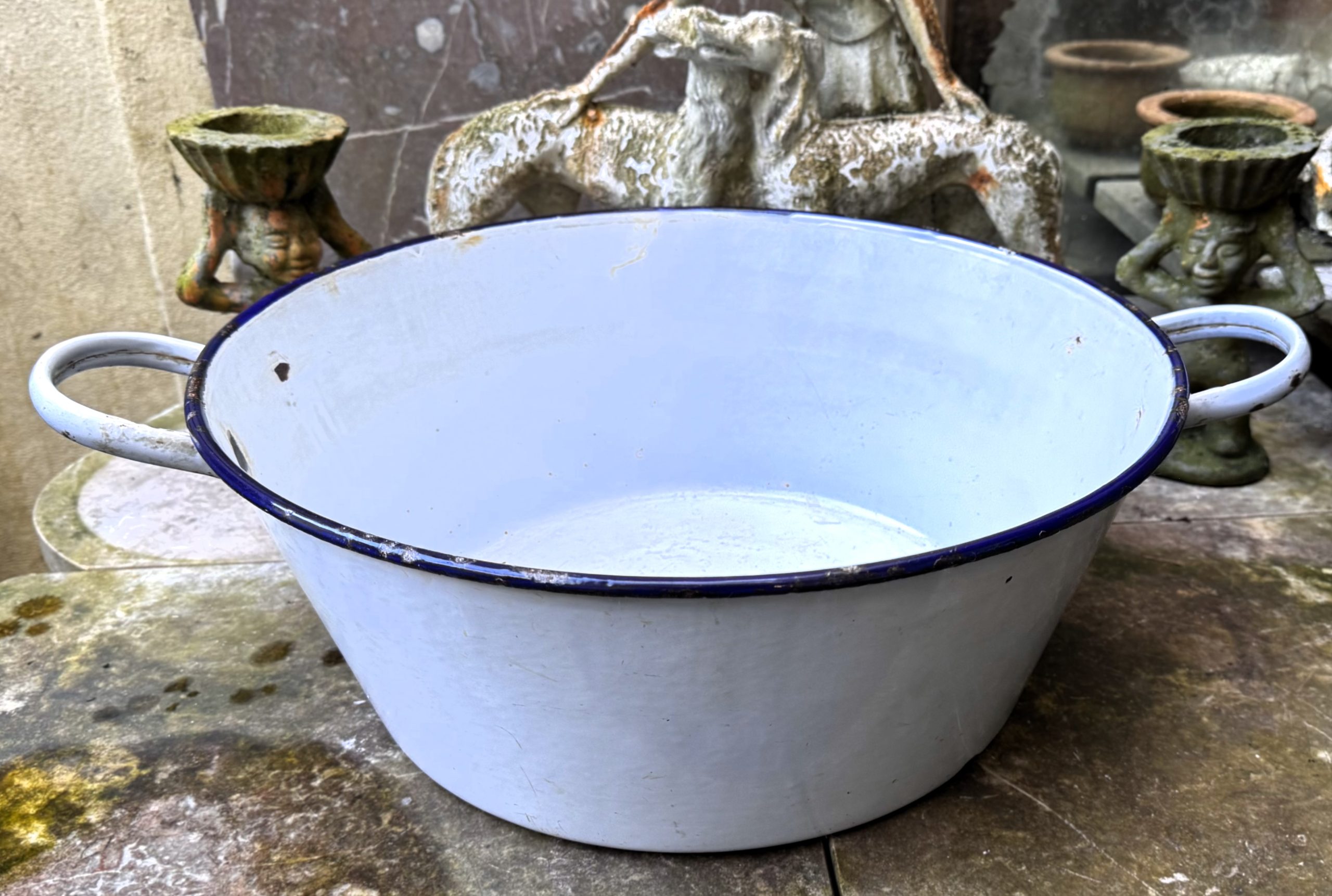 5305513010.jpg Charmante Franse emaillen waskom met oren en blauw randje – jaren ’30