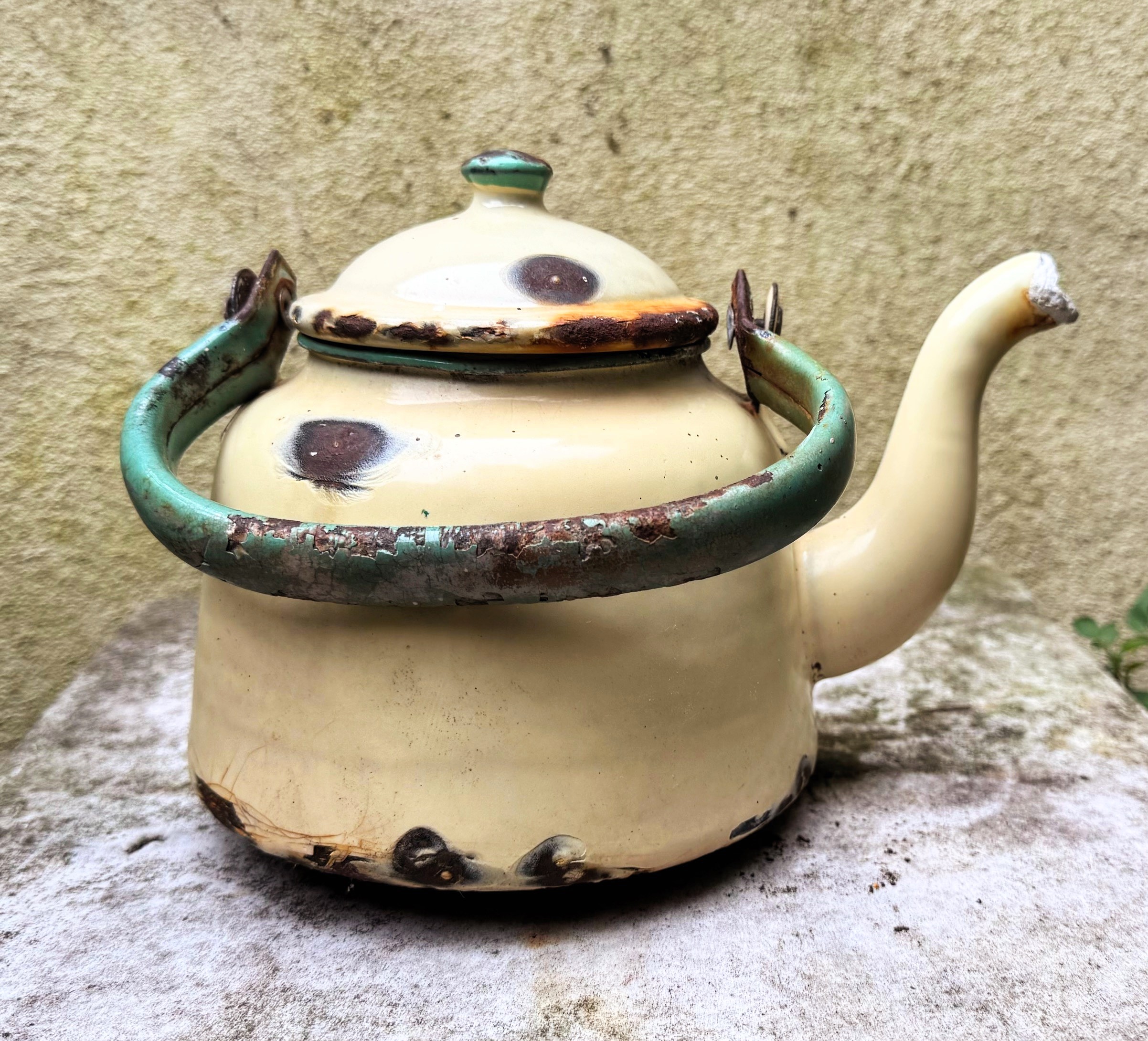 5305513127.jpg Verweerd Vintage Koffieketeltje – Authentieke Brocante Sfeer met Tijdloos Karakter