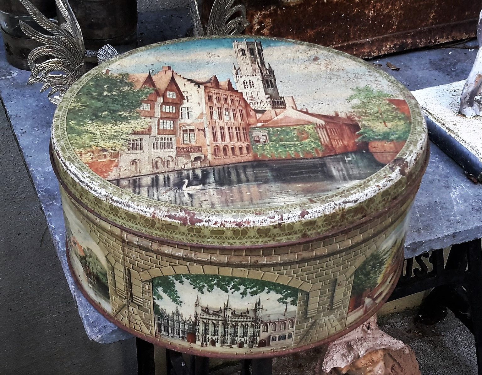 5305513213.jpg Zeer oud rond koekjesblik Ri Ri Demaret – Brugge, gesigneerd L. Ruijmen