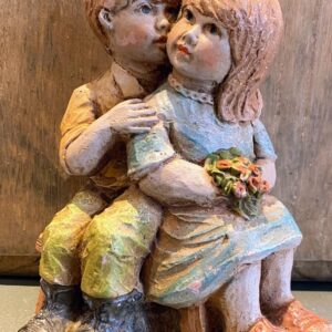 5305513246.jpg Polychrome sculptuur Geert Kunen knuffelend paar kinderen Belfeld Holland ca. 1990