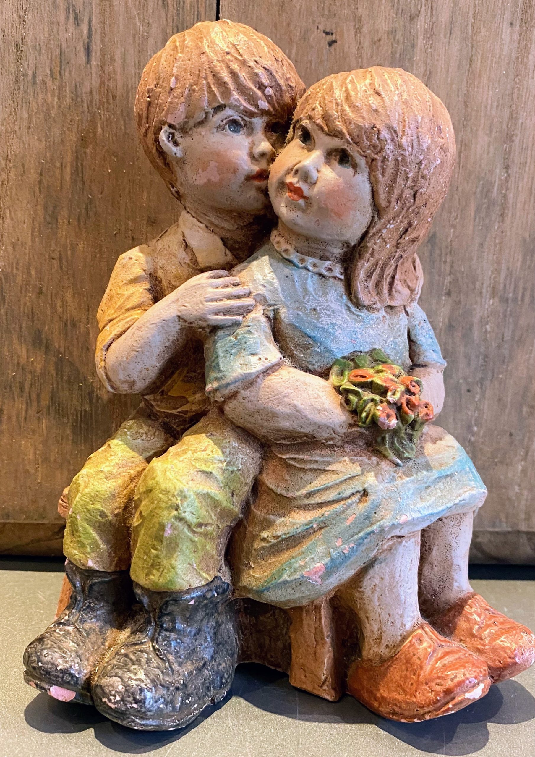 5305513246.jpg Polychrome sculptuur Geert Kunen knuffelend paar kinderen Belfeld Holland ca. 1990