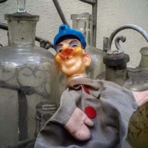 5305513579.jpg Vintage Handpop “Gekke Politieman” – ca. 1970 Retro speelgoed oude poppenkast pop