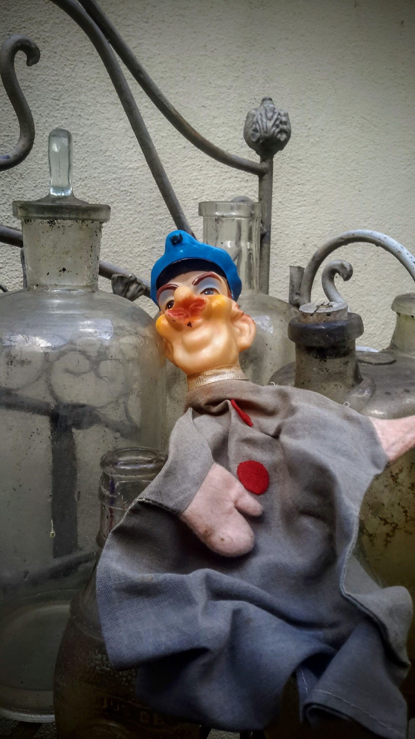 5305513579.jpg Vintage Handpop “Gekke Politieman” – ca. 1970 Retro speelgoed oude poppenkast pop