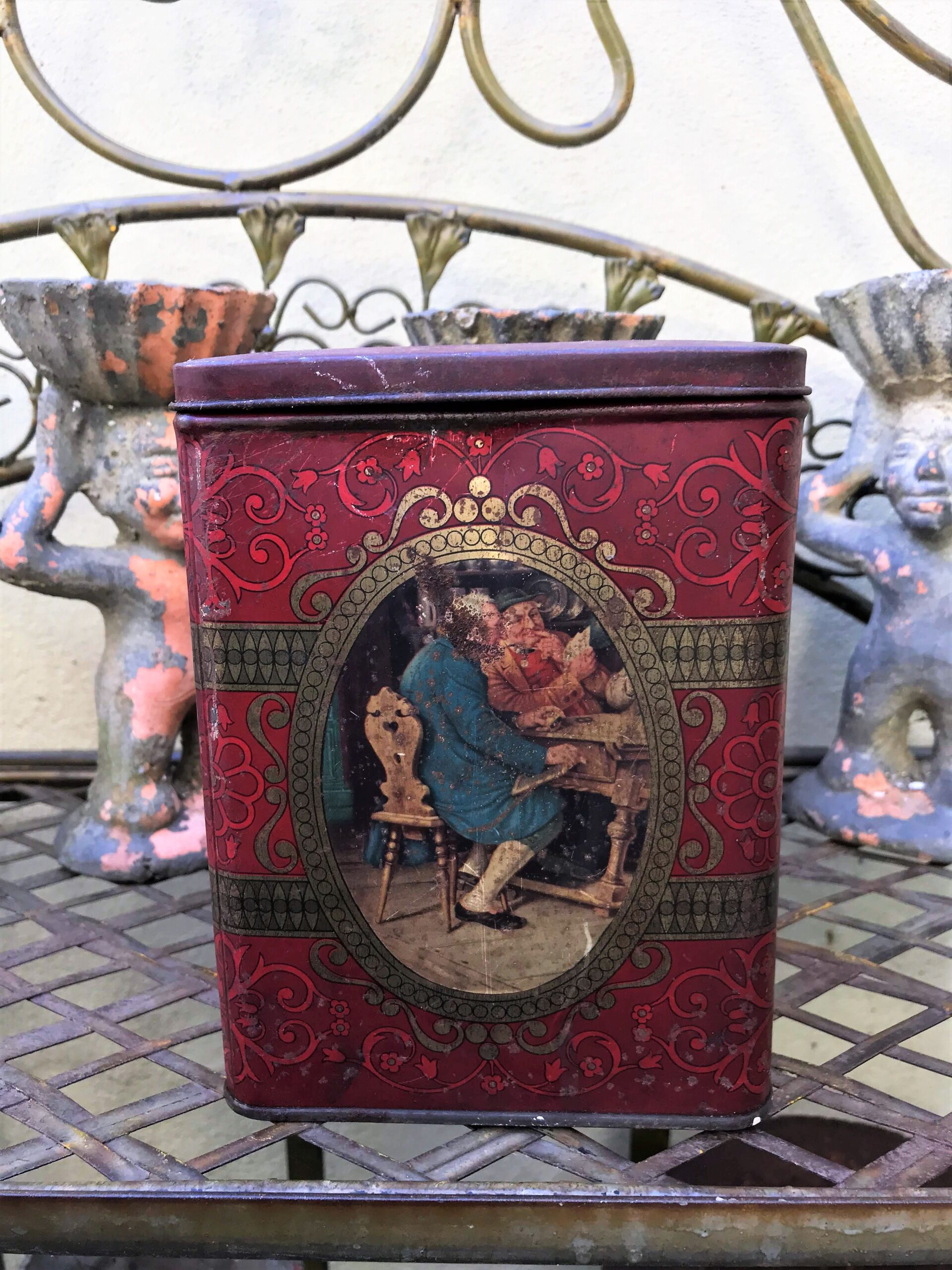 5305513590.jpg Antiek bordeauxrood blik “Les Joueurs de cartes” – Confiserie Faignard Tournai
