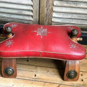 5305513610.jpg Arabische kameelkruk met lederen sterrenmotief en koperen details – handgemaakt decorstuk