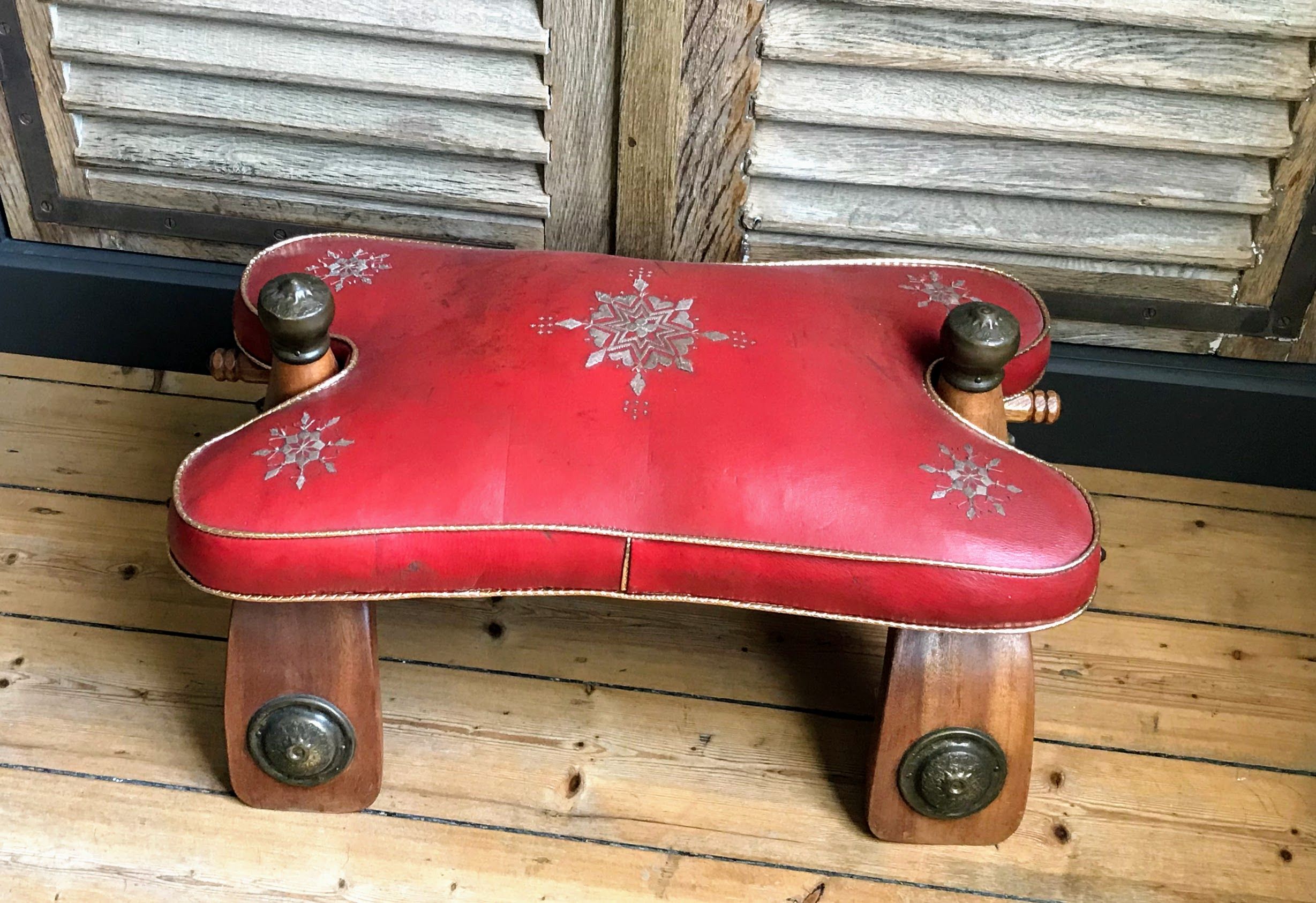 5305513610.jpg Arabische kameelkruk met lederen sterrenmotief en koperen details – handgemaakt decorstuk