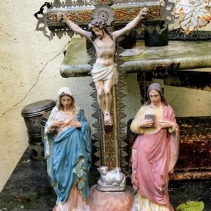 5305513616.jpg Antiek Frans Calvariebeeld Christus aan het kruis– Consummatum Est – gepolychromeerd gips, ca. 1900
