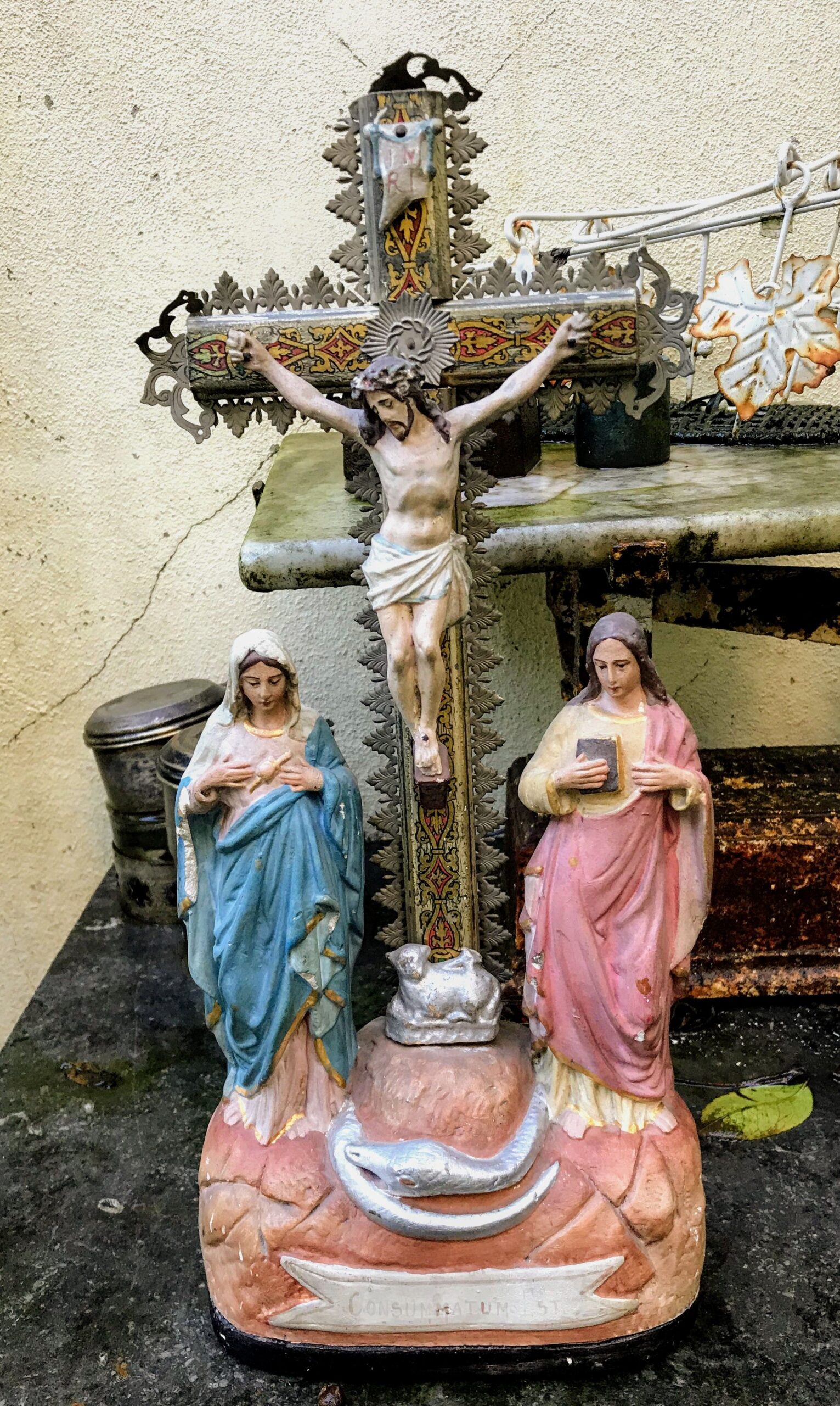 Antiek Frans Calvariebeeld Christus aan het kruis– Consummatum Est – gepolychromeerd gips, ca. 1900