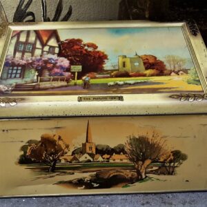 5305513681.jpg Bensons Toffee blik “The Plough Inn” – vintage charme in pastel