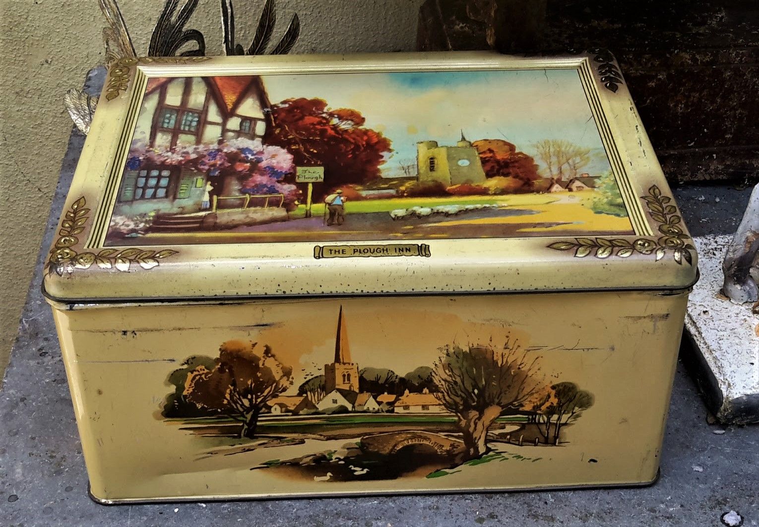 5305513681.jpg Bensons Toffee blik “The Plough Inn” – vintage charme in pastel