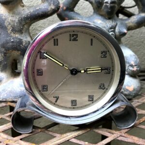 Art Deco chromen wekker met decoratieve basis – ca. 1930