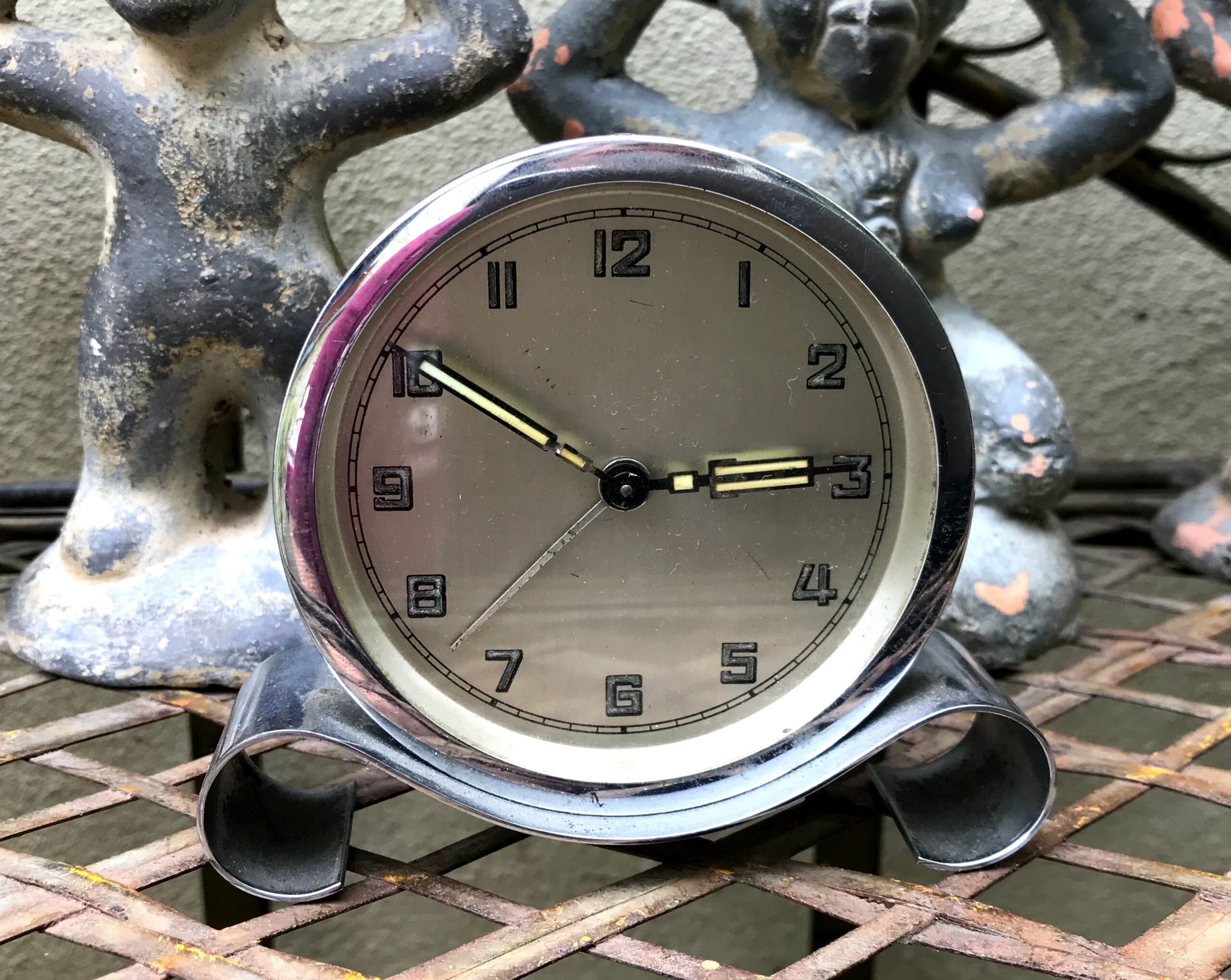 5305513693.jpg Art Deco chromen wekker met decoratieve basis – ca. 1930