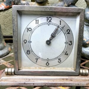 5305513706.jpg Foreign Art Deco chromen wekker met geometrische basis – ca. 1930‑1940