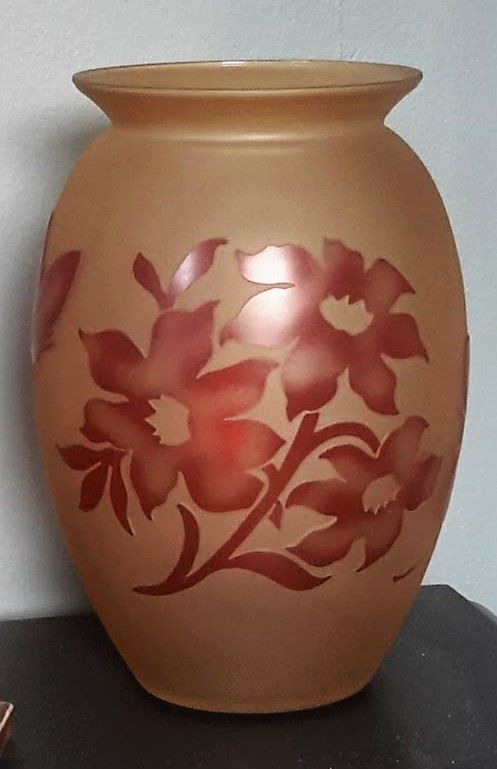 Vianne Art Glass vaas met irissen en vlinders – acid-geëtst meesterwerk – ca. 1950