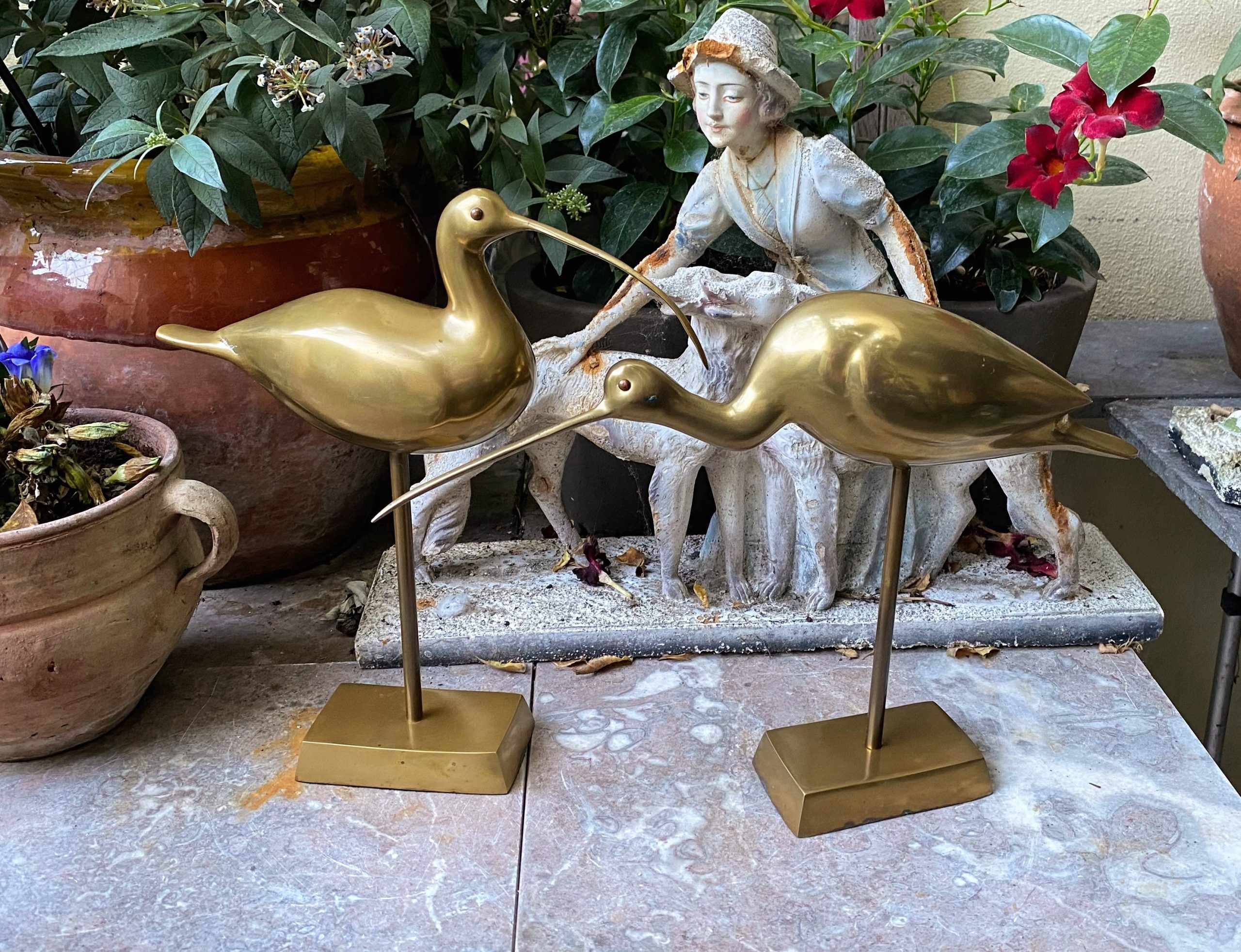 5305514026.jpg Uniek paar vintage steltlopers – Italië, goudkleurige messing sculpturen op verstevigde staander