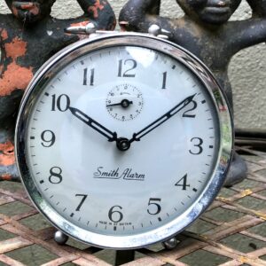 5305514093.jpg Crème‑blauwe Smith wekker met chromen ring – ca. 1950 made in Britain
