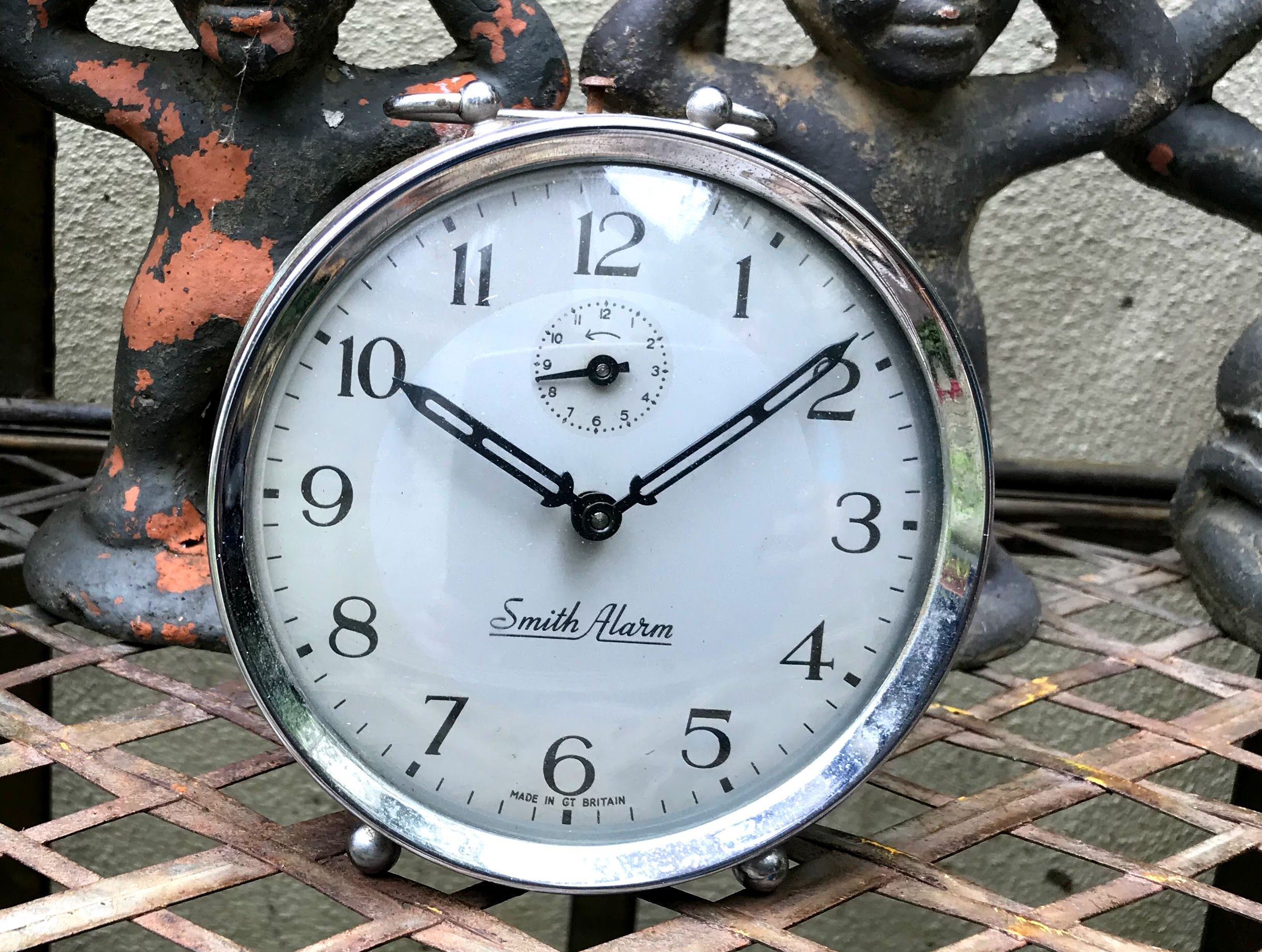 5305514093.jpg Crème‑blauwe Smith wekker met chromen ring – ca. 1950 made in Britain