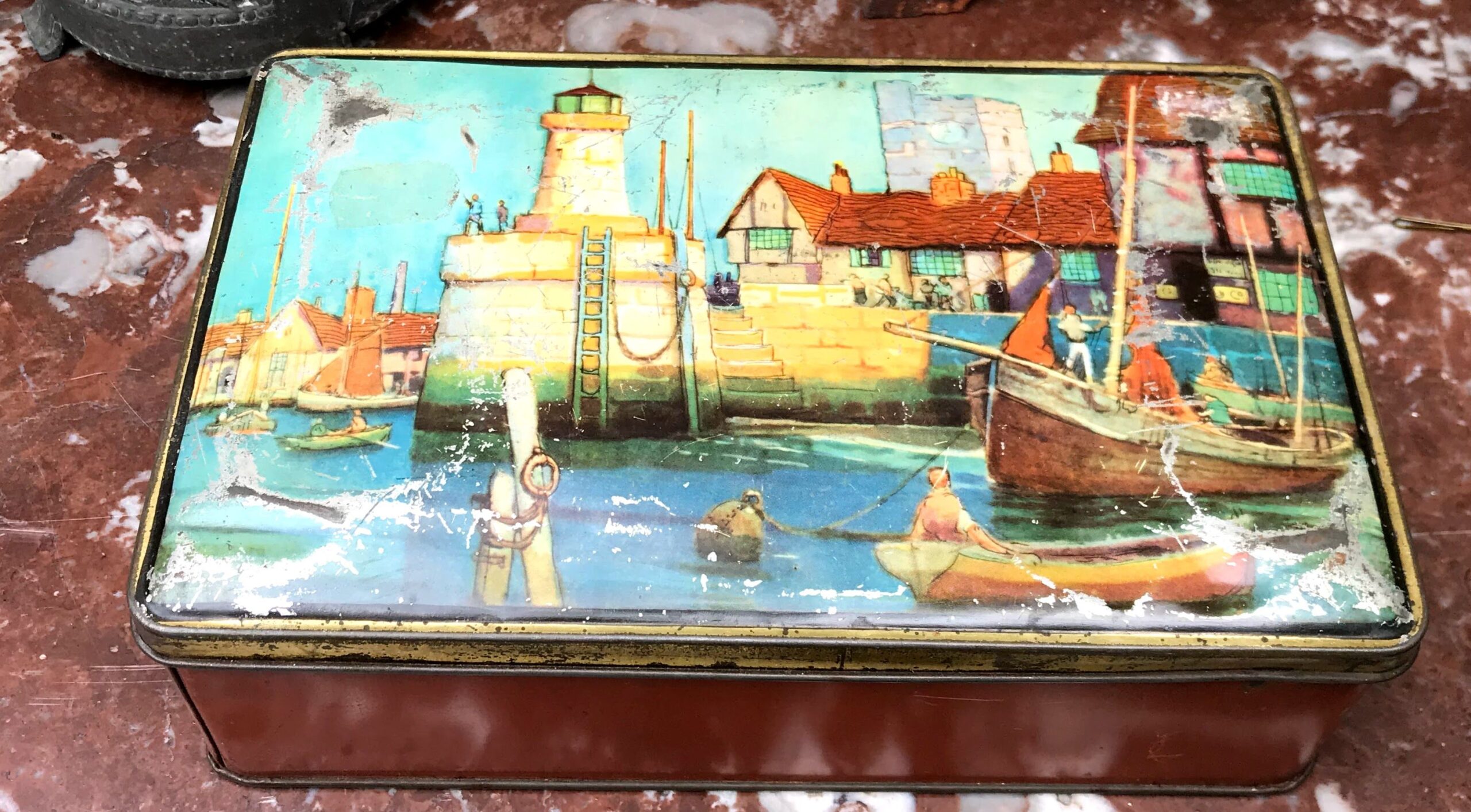 5305514100.jpg Vintage Mackintosh’s Toffee blik met havenillustratie – ca. 1950