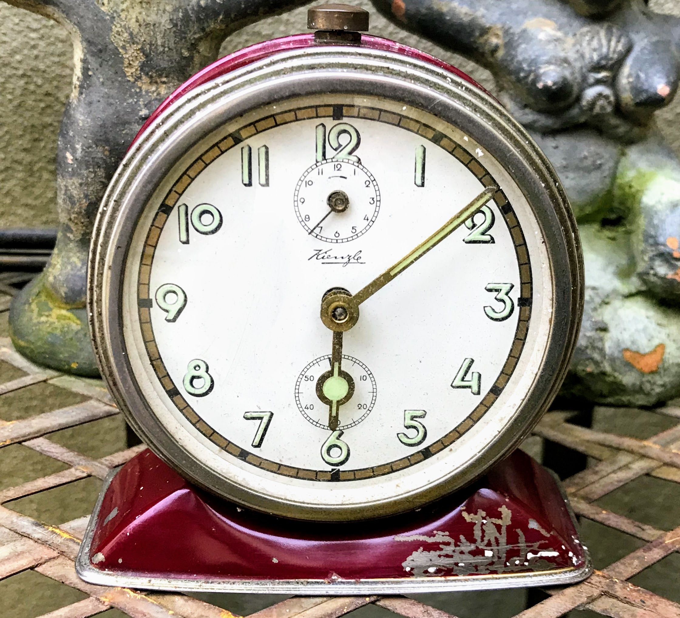 Robuuste rode wekker – Kienzle, Duitsland ca. 1940–1950