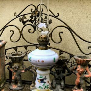 Antieke handgeschilderde olielamp van opalineglas  – Lempereur & Bernard, ca. 1895