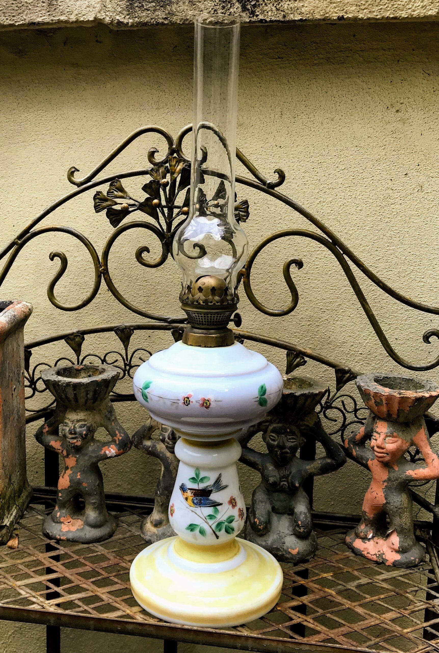 Antieke handgeschilderde olielamp van opalineglas  – Lempereur & Bernard, ca. 1895