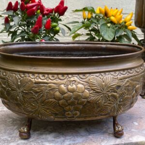 Antieke Engelse Jardinière in Koper – Leeuwenkoppen en Reliëfdecor ca. 1920