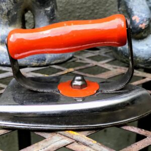 Vintage kinderstrijkijzertje – JCO * BGM met oranje greep (ca. jaren 50–60)