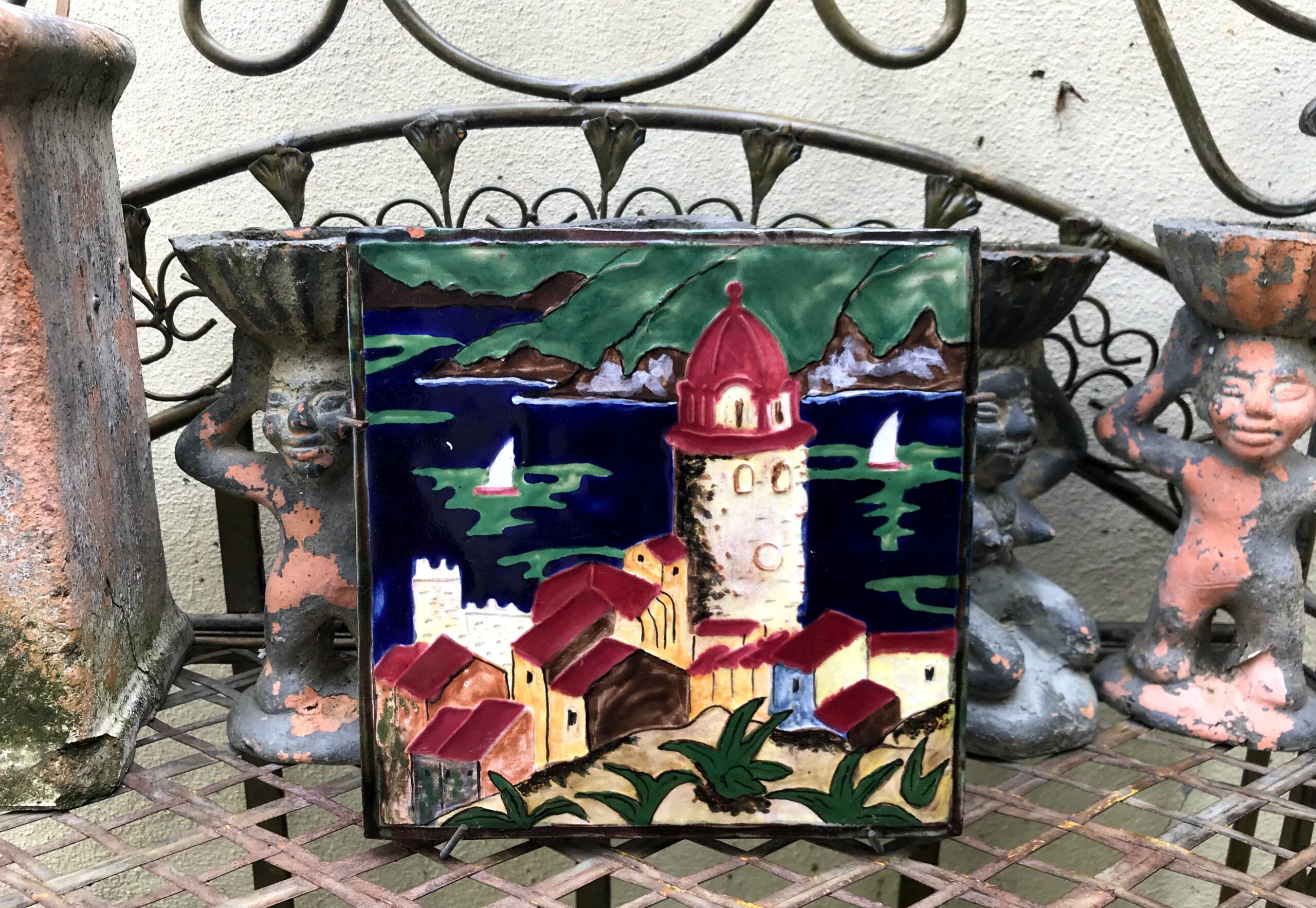 5305514323.jpg Antieke polychrome wandtegel – Dorp aan zee, ca. 1900
